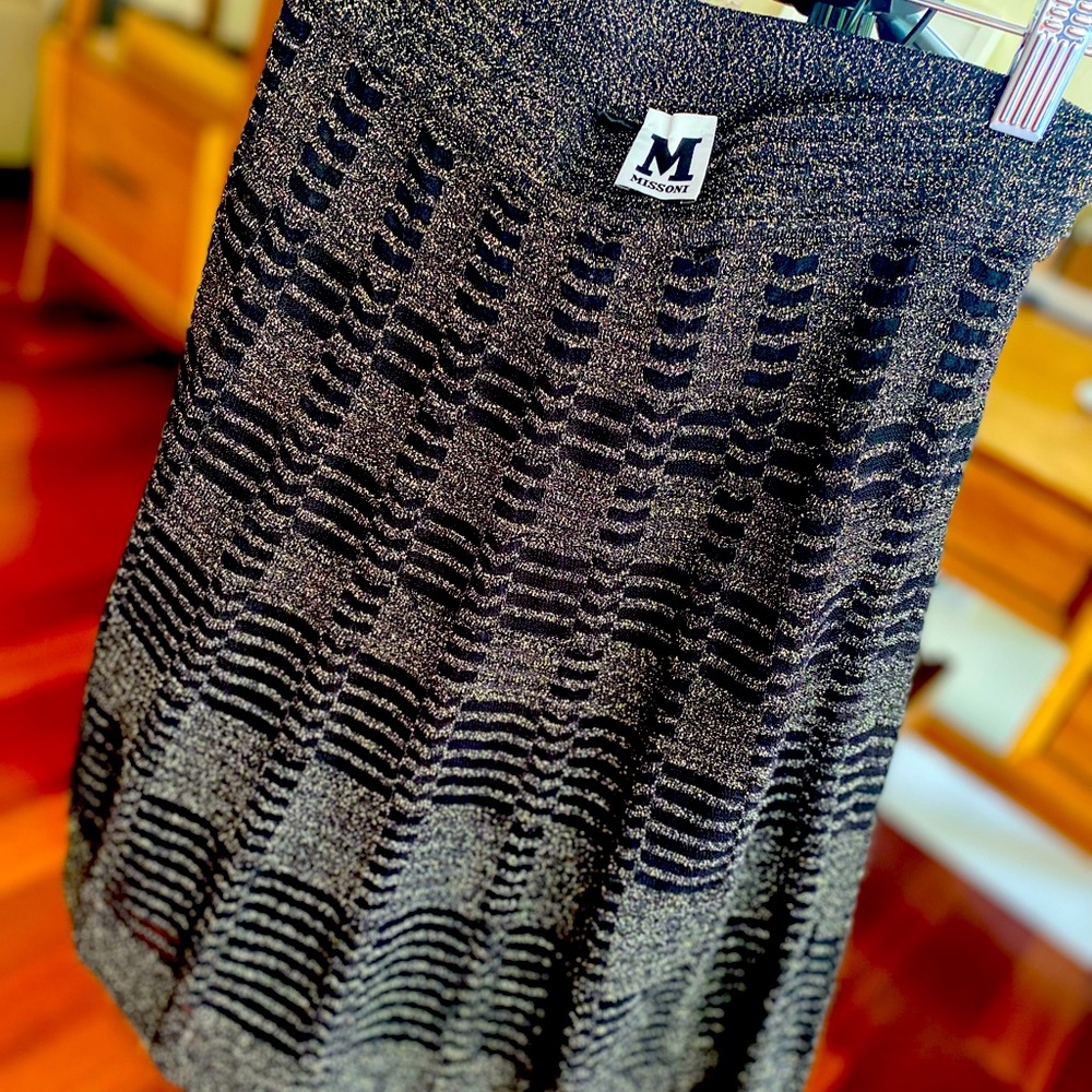 NEW-NEVER WORN - MISSONI SKIRT SIZE 38 . BLACK AND GOLD